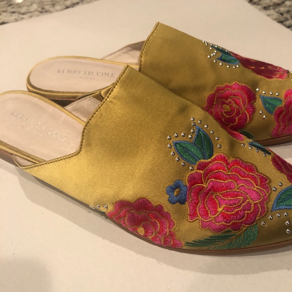 Kenneth Cole Roxanne Gold Embroidered Mules Sz 9 Fabric upper leather lining